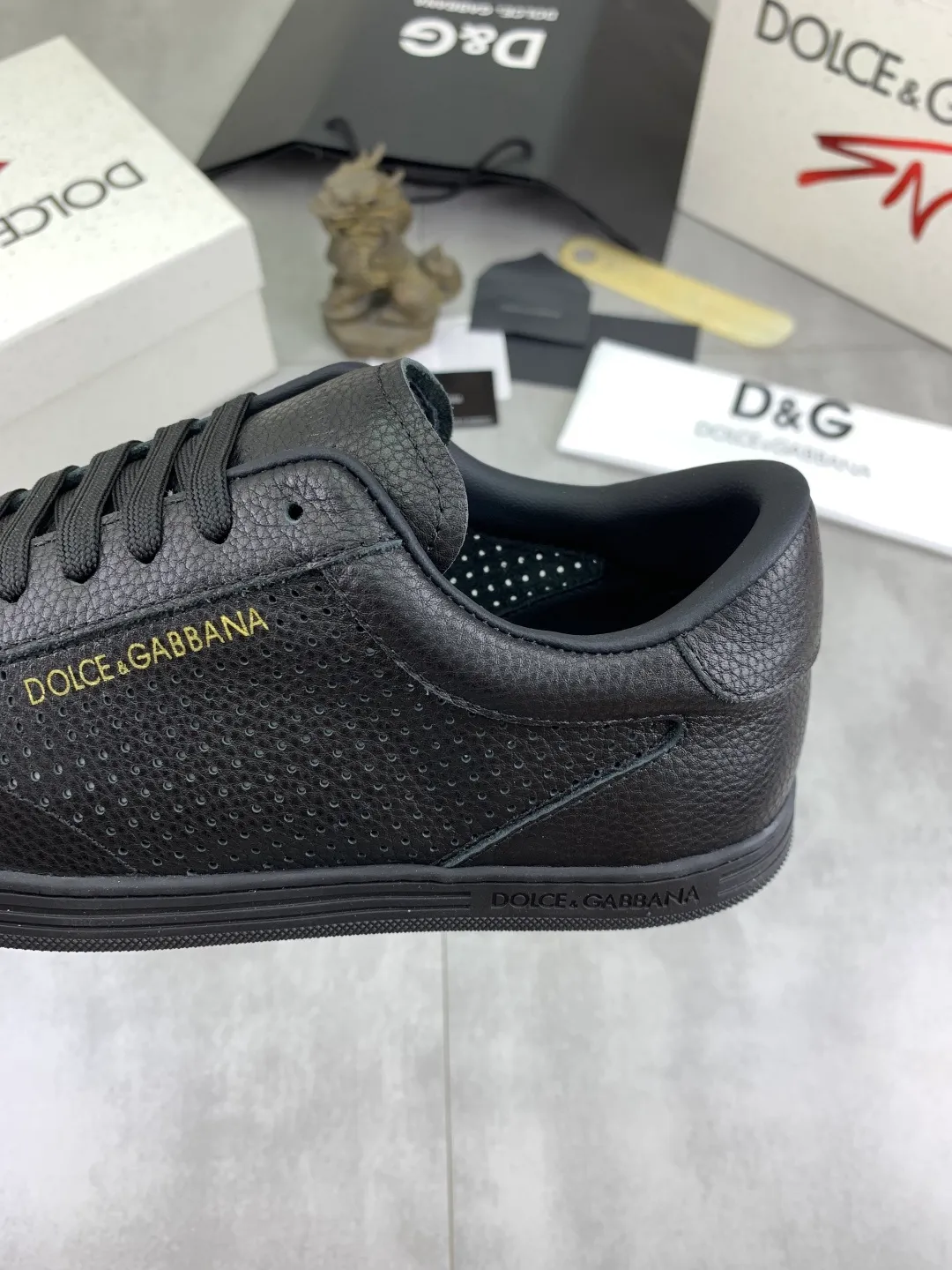 Men's shoes P500 💰 [New model] The latest hot model, top original quality, the official website is synchronized with "DOLCE&GABBANA [Dolce & Gabbana] ~ High Quality." The effect is low-cut casual DG men's shoes, loved by many celebrities, using high-end imported first-layer frosted calfskin with punched logo design + cowhide feet, simple and elegant, perfect interpretation of the latest inspiration for shoes, classic and fashionable integration, luxury dream, dominating fashion Suitable for drivers, light and comfortable to drive, light and breathable for outdoor travel, high-end quality, trustworthy, black or white🉑️choose! Code number: 38-46